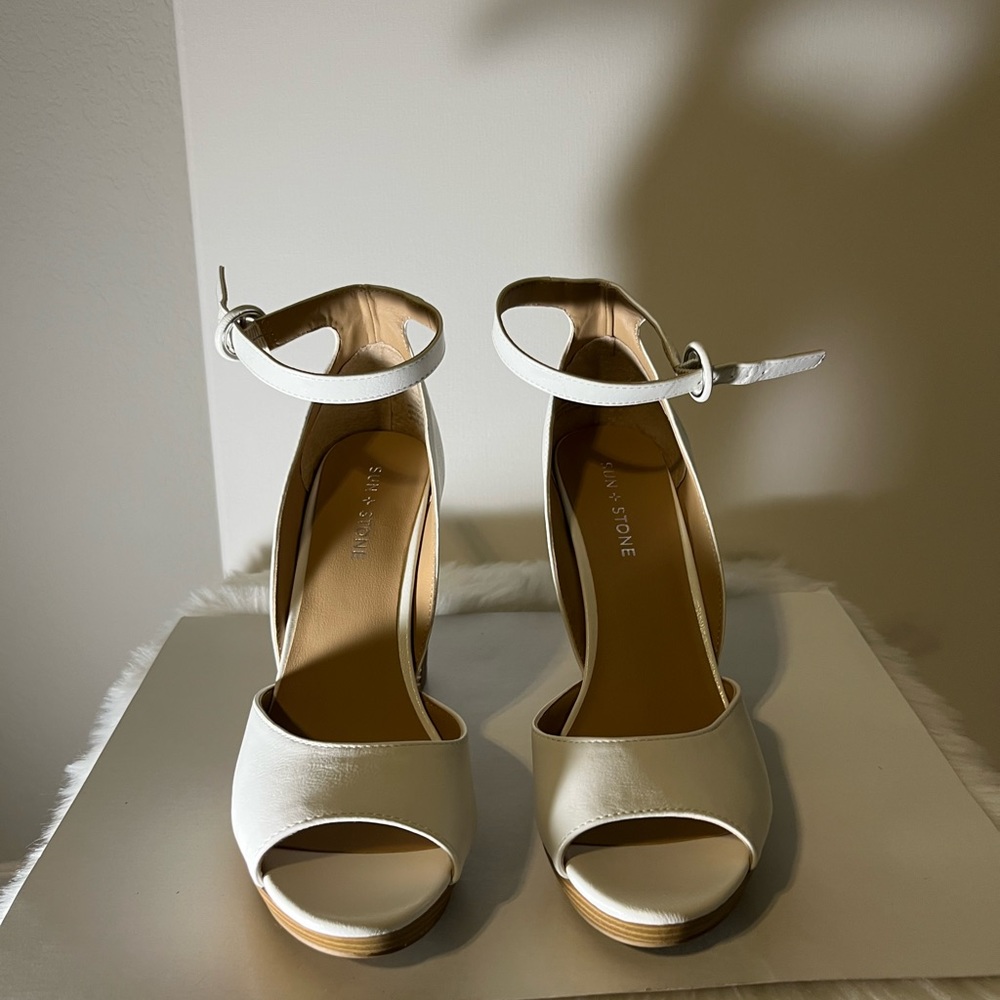 SUN + STONE Reeta Sandals. 10M- White